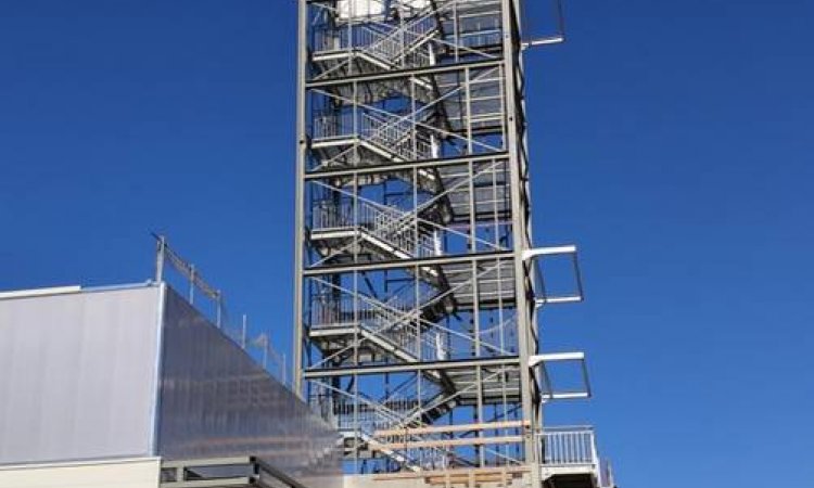 Escaliers, garde-corps, balcon et portes à Lons-Le-Saunier