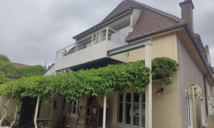 Création d'un balcon avec garde-corps et plancher bois 